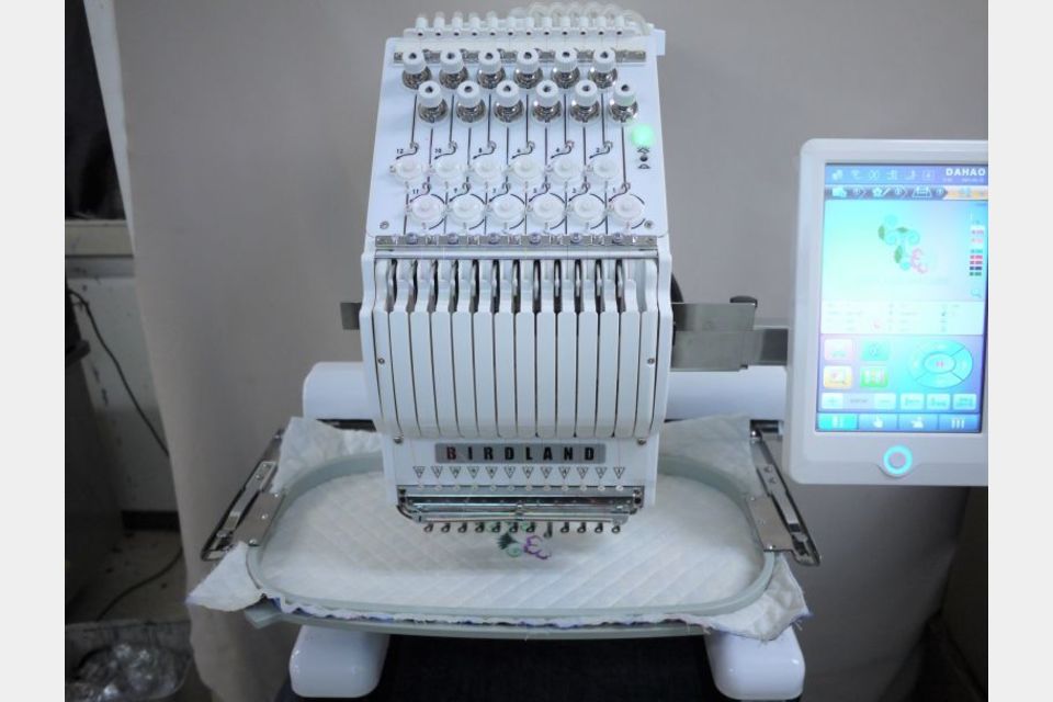 12針工業用刺繍ミシン　バードランドRP1201 高性能 自動糸切・糸替えの製品画像00