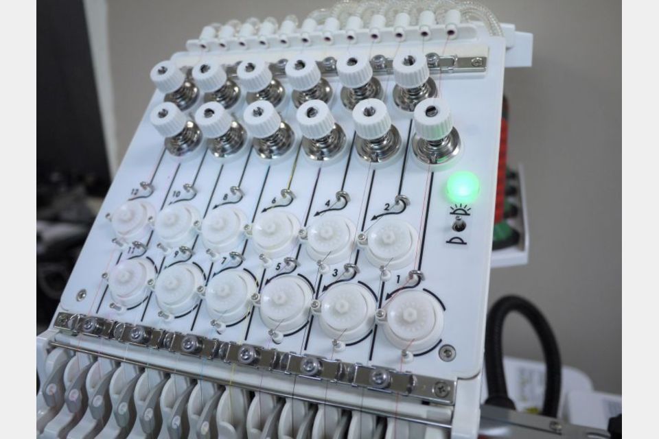 12針工業用刺繍ミシン　バードランドRP1201 高性能 自動糸切・糸替えの製品画像02