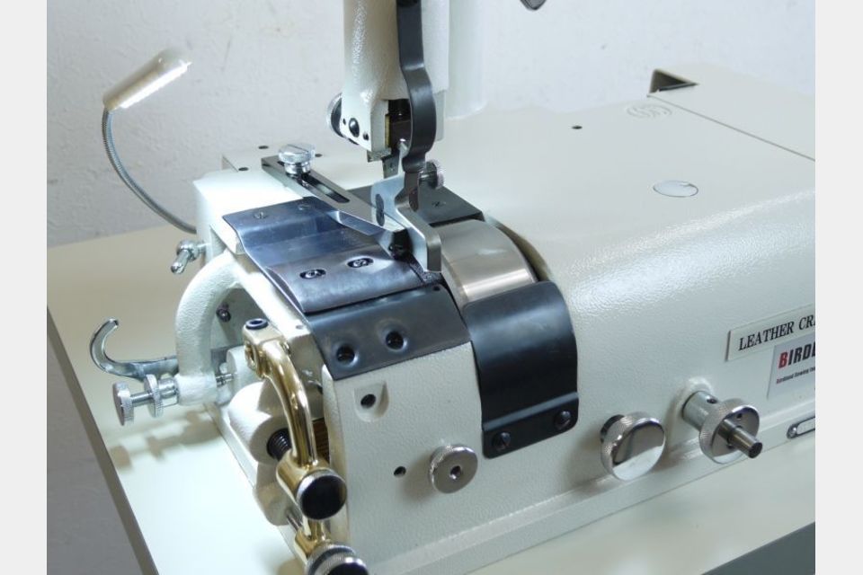 1本脚 省スペース★高性能 革漉き機 バードランドLC801W サーボM付の製品画像01