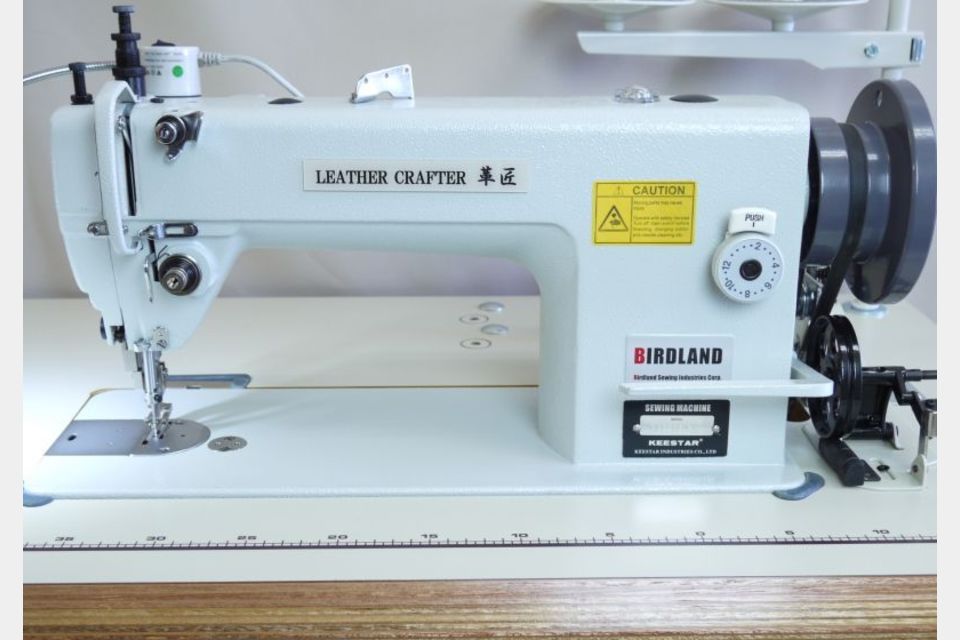 省スペース★0番/厚革対応 上下送り工業用ミシン LC303S 750Wサーボ/アイドルP付 送料無料の製品画像01