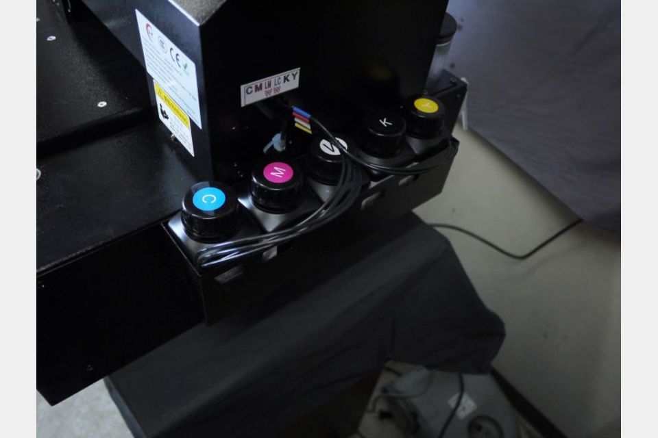UVプリンター A4サイズ 素材へ直接プリント アクリル 革 布 金属へロゴ印刷 UVP-A4の製品画像06