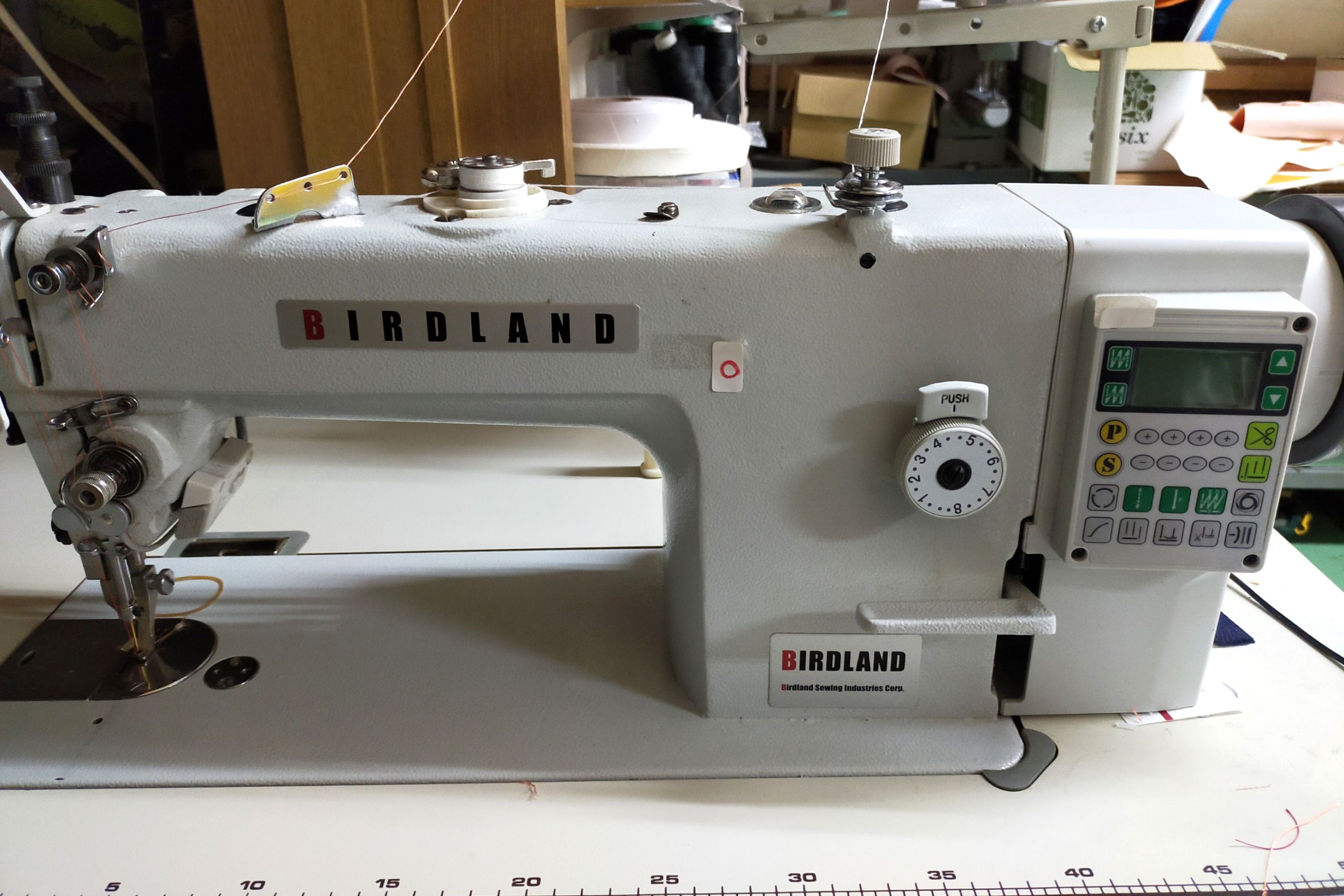 ミシンをしている手元の画像