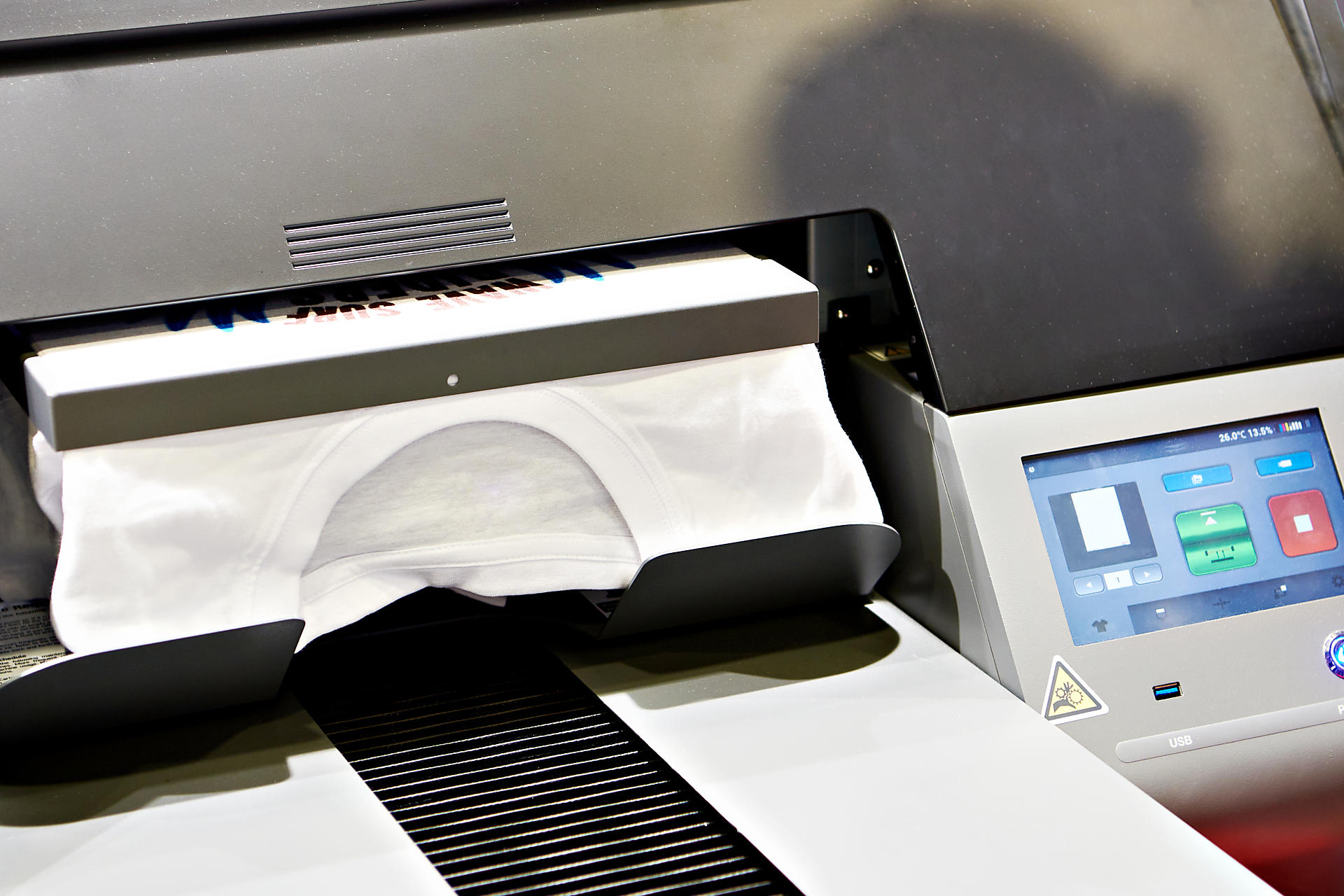 印刷機を使っている男性の画像