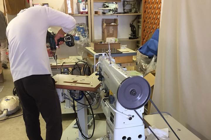 ミシンの修理をしている手元の画像